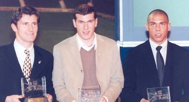 Os melhores jogadores de 1998. Da esquerda para a direita: Suker, Zidane e Ronaldo. Foto: FIFA.com