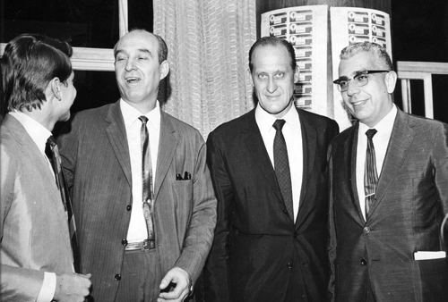 S&eacute;rgio Barbalho e os dirigentes Jo&atilde;o Mendon&ccedil;a Falc&atilde;o, Jo&atilde;o Havelange e Jos&eacute; Erm&iacute;rio de Moraes. A foto &eacute; de Wilson Fonseca. 