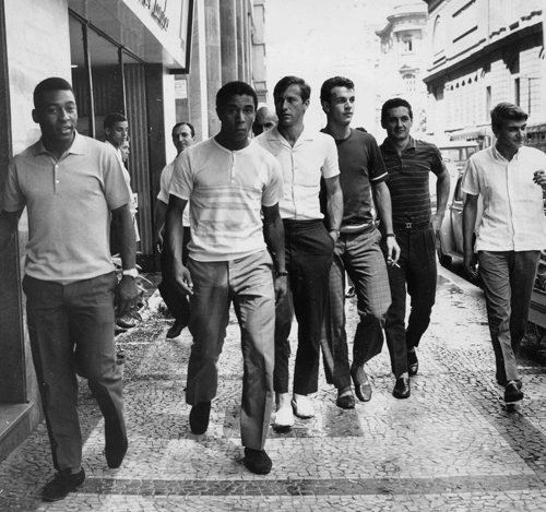 &Agrave;s v&eacute;speras da Copa da Inglaterra, os jogadores Pel&eacute;, Fl&aacute;vio, Bellini, Fontana, Orlando, acompanhados pelo jornalista S&eacute;rgio Barbalho, em dia de exames m&eacute;dicos para a sele&ccedil;&atilde;o brasileira, no Rio. A foto &eacute; de Manoel dos Santos.
