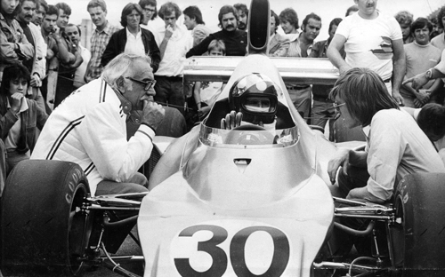 No ano de estreia da equipe Fittipaldi-Copersucar na F-1: o radialista Wilson Fittipaldi, o piloto Wilsinho Fittipaldi e o engenheiro Ricardo D&iacute;vila. Atr&aacute;s, os jornalistas S&eacute;rgio Barbalho e Jos&eacute; Campos. A foto &eacute; de Antonio Piroselli.
