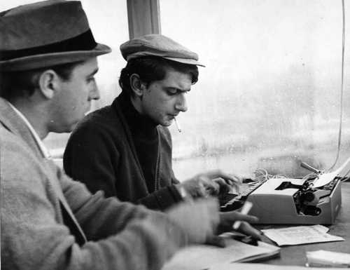Os jornalistas C&acirc;ndido Garcia e S&eacute;rgio Barbalho no aut&oacute;dromo de Interlagos durante as Mil Milhas Brasileiras. A foto &eacute; de Ismael Alves. 
