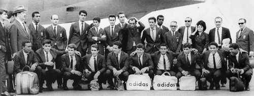 Embarque do Corinthians &agrave; Espanha para a disputa do Trof&eacute;u Carranza, em 66. Est&atilde;o em p&eacute;, S&eacute;rgio Barbalho, o diretor Chico Mendes, Fl&aacute;vio, Dino Sani, &Eacute;dson, Marcos, o preparador f&iacute;sico Jos&eacute; de Souza Teixeira, Cl&oacute;vis, o massagista Souza, Nair, Dit&atilde;o, o m&eacute;dico Haroldo Campos, o dirigente Jamil Helou, sra. Wadih Helu, o presidente Wadih Helu, o t&eacute;cnico Filpo Nu&ntilde;es; agachados: Maciel, Marcial, Tales, Roberto Bataglia, Heitor, Galhardo, Gilson Porto, Roberto Rivellino, Man&eacute; Garrincha e Jair Marinho.
