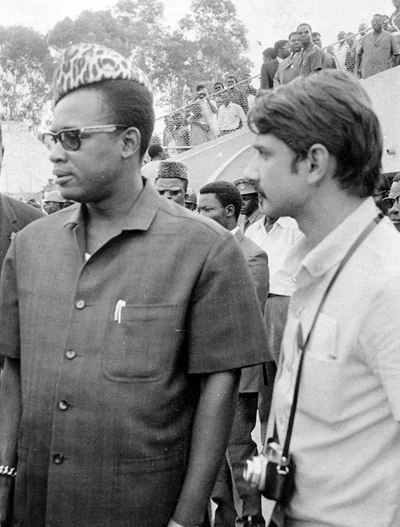 O presidente do Zaire (atual Rep&uacute;blica Democr&aacute;tica do Congo), Mobutu Seke Seke, e S&eacute;rgio Barbalho no est&aacute;dio de Kinshasa. A foto &eacute; de Walter Lacerda.
