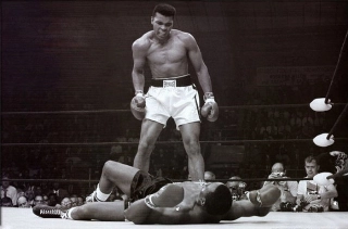 O olhar de Ali sobre seu oponente Sonny Liston, nocauteado. Foto: Reprodução