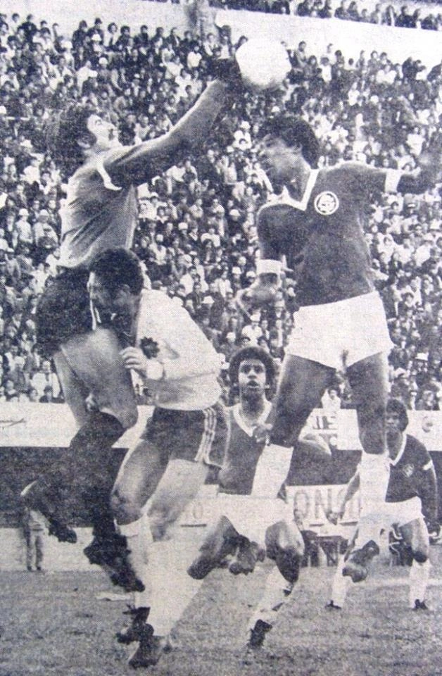 Bagatini, goleiro do Caxias, salta para defender a bola, disputando no alto com Dario. Entre eles, Felipão, chocando-se contra o seu goleiro. O colorado Jair observa o lance e, mais atrás, o ponta Valdomiro. Foto: arquivo pessoal de Bagatini