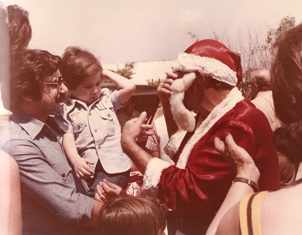 Festa de Natal de 1977. S&eacute;gio Barbalho com crian&ccedil;a no colo