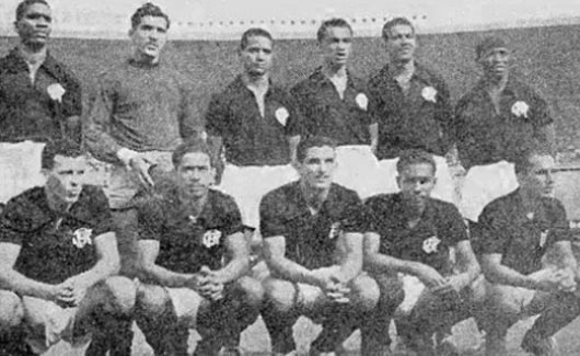 No dia 15 de outubro de 1950, o Flamengo perdeu para o Botafogo pelo placar mínimo, no Maracanã, em jogo válido pelo campeonato carioca. Em pé: Osvaldo, Cláudio, Nélio, Valter, Juvenal e Bigode. Agachados: Aloísio, Hermes, Beto, Durval e Esquerdinha