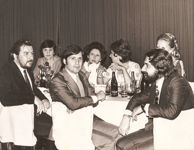 Festa do 32&ordm; anivers&aacute;rio em dezembro de 1973. Glycon Ferreira (&eacute; o segundo ao centro da mesa) e S&eacute;rgio Barbalho (&eacute; o terceiro &agrave; direita)