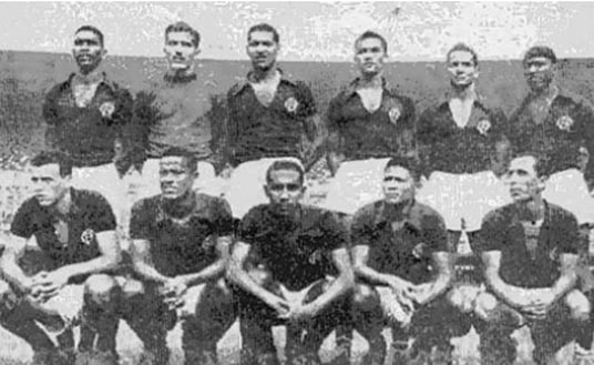 O Flamengo que empatou em 2 a 2 com o América-RJ, no dia 17 de setembro de 1950, em partida válida pelo campeonato carioca daquele ano. Em pé: Osvaldo, Cláudio, Juvenal, Valter, Nélio e Bigode. Agachados: Aloísio, Lero, Durval, Dequinha e Esquerdinha