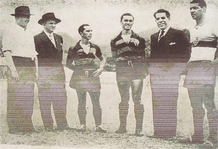 Da esquerda para a direita, o terceiro é Esquerdinha, o quarto é o meio-campista Valter Miraglia e o sexto é Juvenal