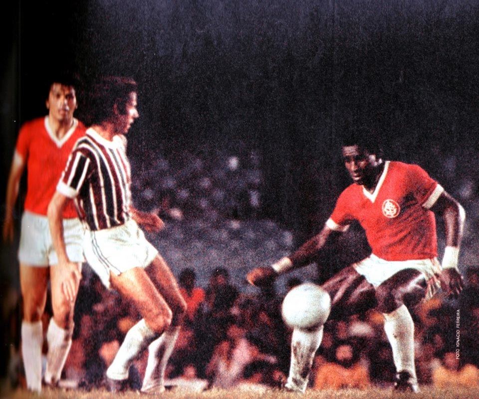 O Fluminense enfrentando o Inter no Brasileirão de 1975, no Maracanã. Os volantes Zé Mário e Capaçava estão na disputa pela bola. Atrás, à esquerda, o zagueiro Figueroa. Foto: História do Spor Club Internacional