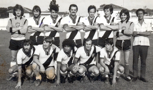 Em pé: Dalton Agostinho Gaspar, Clóvis Silva, Fernando Eduardo Montanari (o Fominha), Antonio Bianchi (o Mixirica), Laércio Salomão (o Lézinho), Luiz Montanari, Edvar Dias e Vitor Avelino. Agachados: Edson Dino, Nilton Carlos Bortolotti (o Bortola), Antonio Mário Avelino (o Kalabar), Cesare Bianchi e Geraldo Montanari (o Lado). Esse time era dirigido por Willian Peres Lemos.