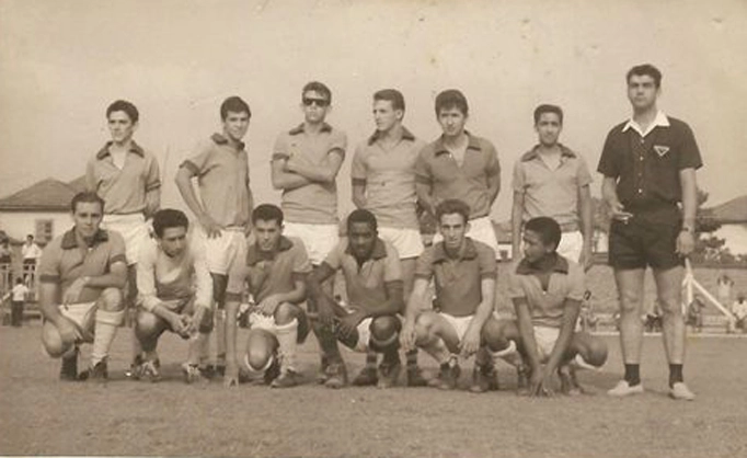Timaço dos anos 60. Em pé, da esquerda para a direita: João Ruela, Maé Abreu, Carlos Coimbra, Bianchi, Dauser, Caco e Lua. Agachados: Waldemar Anderson, Marco Régis, Ivan Surdão, Camila, Toninho Falcucci e Alicate. Foto enviada por Celio Sales