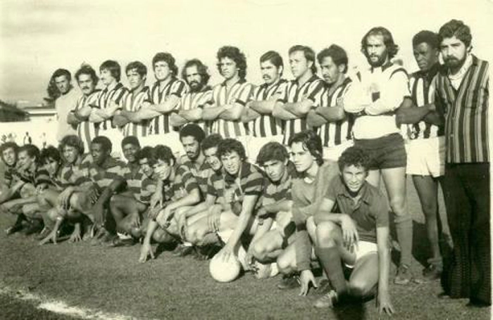 Em pé, da  esquerda para a direita: Antonio Lúcio, Ivan Surdão, Clóvis Silva, Lelinho Riboli, Esquilo, Norinho, Theo Paoliello, José Evangelista, Tôti, Cacetete, Amir Aquino, Zulu e Nenzinho. Dentre os vários agachados, o primeiro da esquerda para a direita é Édson Dino. Aquele que está com a mão na bola é Maé Abreu. Foto enviada por Celio Sales Sobrinho