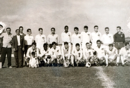 Este é o Muzambinho Esporte Clube em 1965 no estádio professor Antônio Milhão, na querida Muzambinho. Em pé, da esquerda para a direita: Delega, Pedrinho Viola, Michel Salomão, Glênio Rondinelli, Lucílio, Amintas, Camilla, Alúcio, Fominha, Morato, Bocaina e Ney Baiano. Agachados: Ivan Surdão, Candão, Cesare Bianchi, Edson Dino, Maé, Boizinho, Ari Tessari, Tente e Toti
