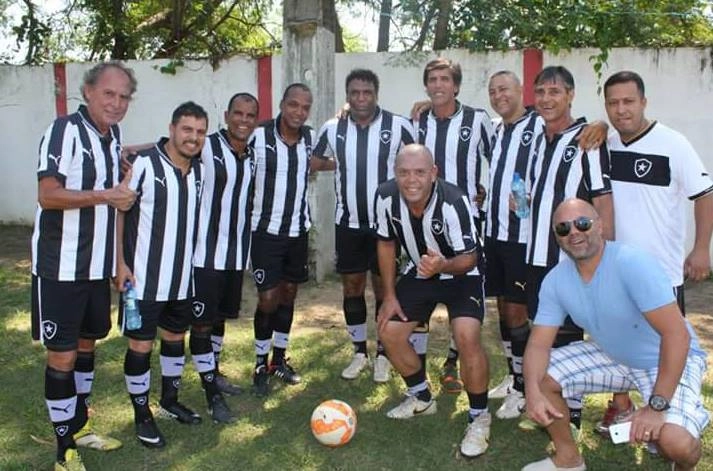 Mendonça, primeiro da esquerda para a direita, com amigos para uma partida de futebol, em junho de 2015. Foto: arquivo pessoal de Mendonça