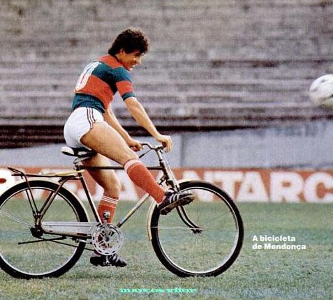 Garoto-propaganda de bicicleta na década de 80, no gramado do Canindé. Foto: arquivo pessoal de Mendonça