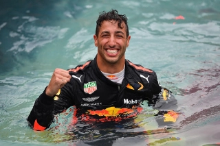 Australiano comemorou o feito em uma piscina no Principado. Foto: Red Bull Racing