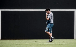O técnico Fernando Diniz não poderá contar com sua formação ideal. Foto: Divulgação/Santos F.C