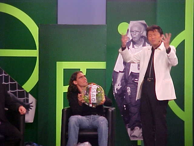 O ex-lateral fazia suas mágicas em campo, mas aqui ele aparece participando de um número com o profissional do ramo, o mágico Issao Imamura, em 05 de maior de 2002, no Terceiro Tempo da Record