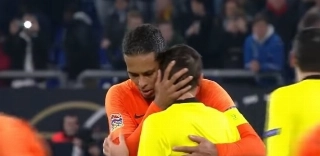 O momento em que Van Dijk abraça o árbitro Ovidiu Hategan
