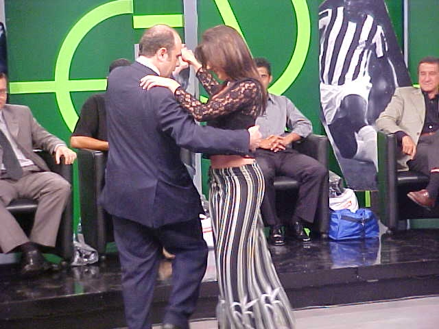 O genial Cacá Rosset divertindo a todos, tentando empolgar com seus passos de tango junto a Daniela Freitas. Atrás, da esquerda para a direita, observam: Paulo Calçade, Anderson, Lúcio Flávio e Carlos Alberto Parreira