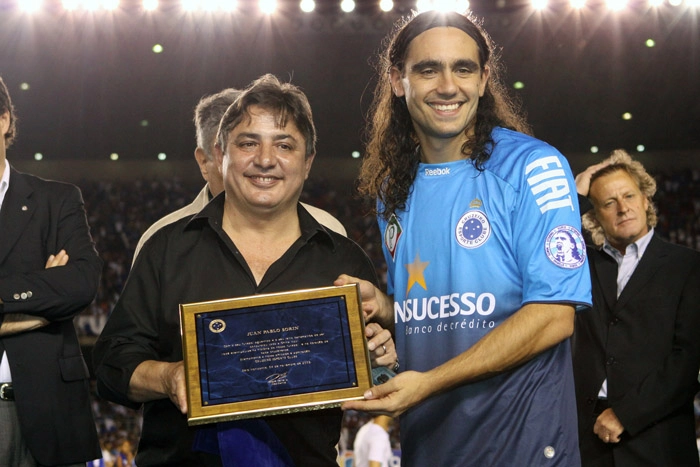 Veja o argentino sendo homenageado pelo presidente do Cruzeiro. Foto:VIPCOMM