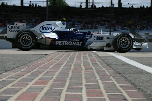 Cruzando a linha de chegada com os lendários tijolos de Indianápolis, em 17 de junho de 2007, sua prova de estreia na Fórmula 1, terminando em oitavo lugar, marcando seu primeiro ponto na categoria, com o carro da BMW Sauber. Foto: Divulgação