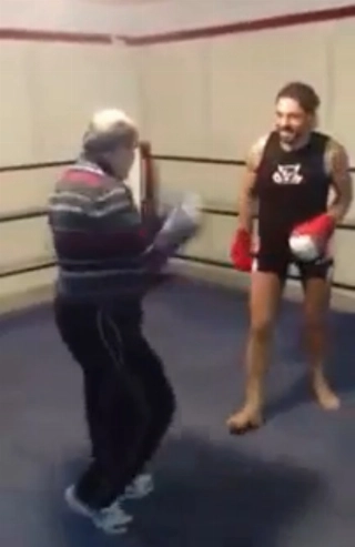 Idoso enfrenta jovem no ringue de boxe e mostra que idade n&atilde;o &eacute; problema