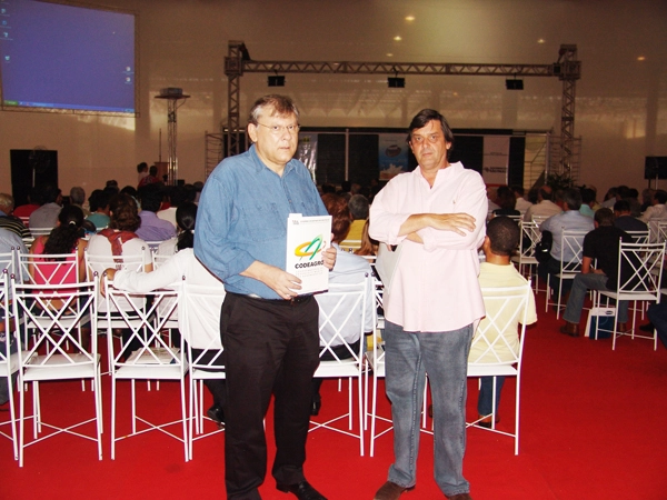 Milto Neves e D&eacute;cio Ribeiro participaram da palestra na Feileite/2009