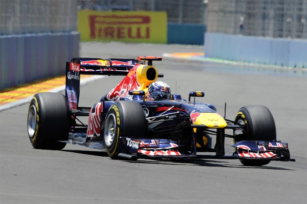 Com a Red Bull-Renault com a qual venceu o GP da Europa, em Valência, na Espanha. Foto: UOL