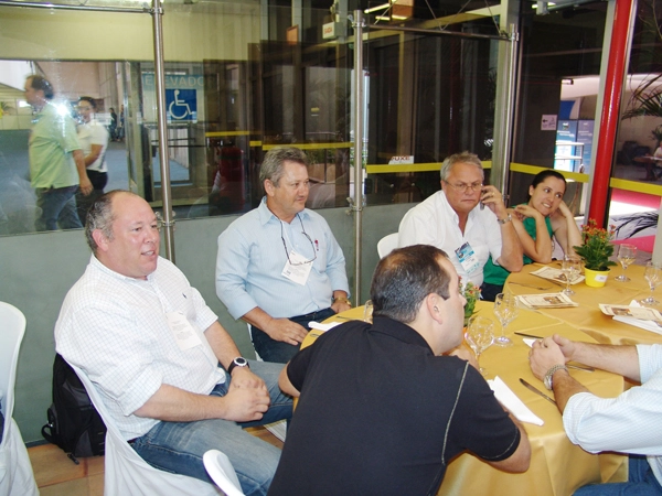 Guillermo Sanchez, de camisa preta, depois Eduardo Vaz, Robeto Bernardes da Silva, Jos&eacute; Eduardo Matuck e Regiane Giacomazzi