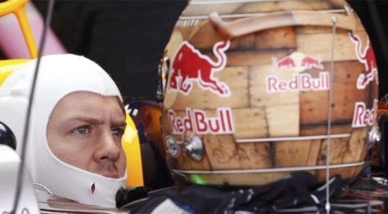 Durante os treinos para o GP dos Estados Unidos de 2012, em Austin, no Texas. Para esta prova, Vettel adotou um capacete ao estilo cowboy. Foto: UOL