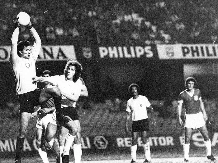Ao lado do goleiro Manga, Adilson Miranda, ent&atilde;o no Corinthians. O mesmo Adilson Miranda que em 1979 foi campe&atilde;o brasileiro invicto pelo Inter. Atr&aacute;s, outro corintiano que tamb&eacute;m jogou no Inter: Gerald&atilde;o. &Agrave; direita, Vacaria. Este jogo, em 30 de janeiro de 1976, foi v&aacute;lido pela Ta&ccedil;a Cidade de S&atilde;o Paulo, no Morumbi. Vit&oacute;ria do Inter, 1 a 0, gol de Lula. Foto: Hist&oacute;ria do Sport Club Internacional