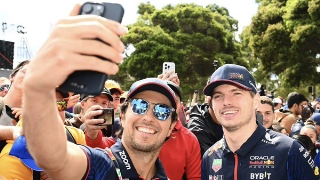 O sorridente mexicano, de contrato renovado, ao lado do holandês. Foto: Oracle Red Bull Racing