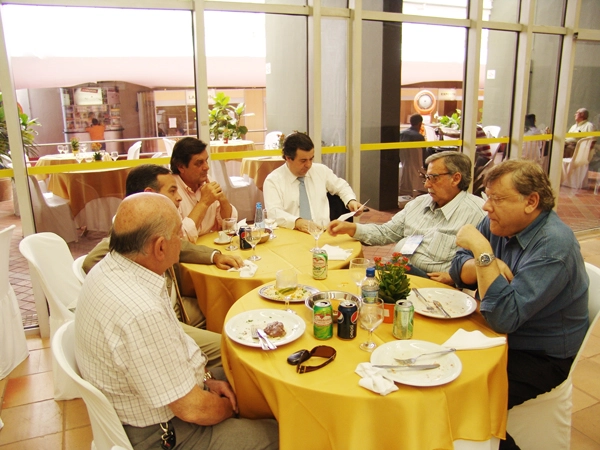 No sentido hor&aacute;rio: Marcial Ribeiro dos Santos, Antonio Julio Junqueira de Queiroz, D&eacute;cio Ribeiro dos Santos, Jo&atilde;o de Almeida Sampaio Filho, Jorge Rubez e Milton Neves