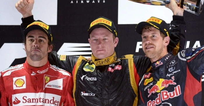 No centro, Kimi Raikkonen, após vencer o GP de Abu Dhabi de 2012, com Fernando Alonso e Sebastian Vettel. Foto: UOL