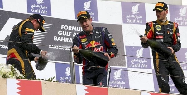 Vettel, no alto do pódio do GP do Bahrein em 21 de abril de 2013, comemora sua 28ª vitória na Fórmula 1, ultrapassando o tricampeão Jackie Stewart. Ao lado de Vettel, Kimi Raikkonen e Romain Grosjean. Foto: UOL