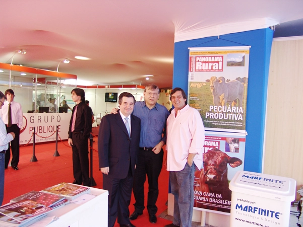 No stand da Revista Panorama Rural, o secret&aacute;rio Jo&atilde;o Sampaio, Milton Neves e D&eacute;cio Ribeiro