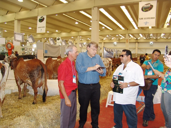 Milton concedendo aut&oacute;grafos aos visitantes
