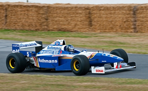 Damon Hill se exibe no Festival de Goodwood, na Inglaterra com a Williams FW18, carro com o qual ganhou o Mundial em 1996. Foto: Divulgação