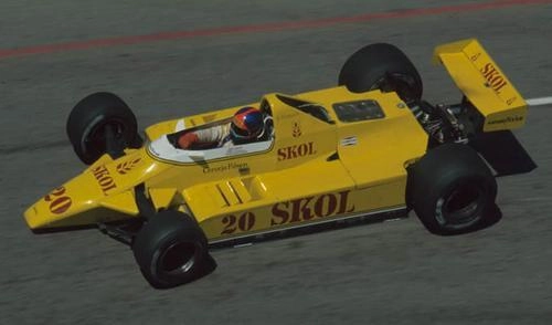 Newey teve seu primeiro emprego na Fórmula 1 trabalhando na equipe Fittipaldi, em 1980. Na ocasião, a equipe patrocinada pela Skol (a Copersucar não havia renovado contrato) teve seu melhor ano na categoria, em oitavo lugar (à frente da McLaren e Ferrari). Na imagem, Emerson Fittipaldi guiando o F-7. Foto: Divulgação