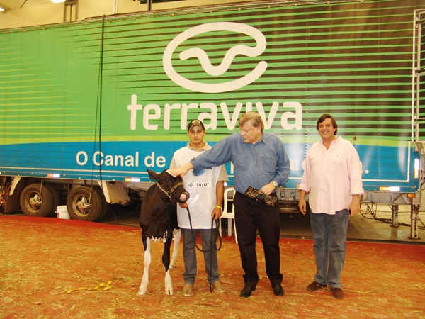 Milton &agrave; frente do caminh&atilde;o do Canal Terra Viva