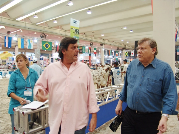 D&eacute;cio e Milton &agrave; frente do recinto de leil&otilde;es