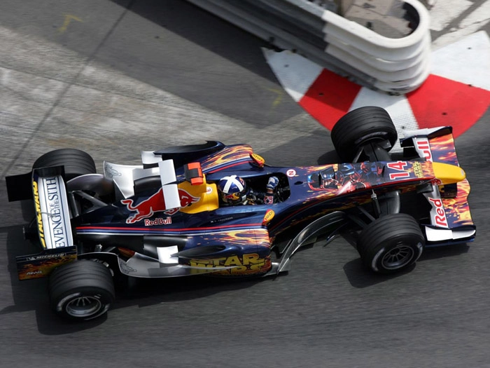 Em 2005, o primeiro carro da Red Bull projetado por Adrian Newey (o RB1), guiado pelo escocês David Couthard em Mônaco, na ocasião equipado com motor Cosworth. Foto: Divulgação