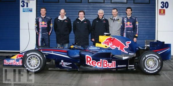 Apresentação do RB3, carro da Red Bull para a temporada de 2007. David Coulthard é o primeiro da esquerda para a direita, seguido por Adrian Newey. O último é Mark Webber. Foto: Divulgação