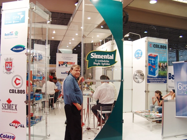 Milton foi conferir o stand de um produtor de queijos