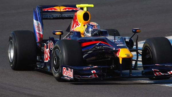 O RB5-Renault guiado por Sebastian Vettel, que chegou ao vice-campeonato em 2009. A Red Bull terminou como vice também entre os construtores, no ótimo carro projetado por Newey que perdeu a disputa para a Brawn-Mercedes naquele ano. Foto: UOL