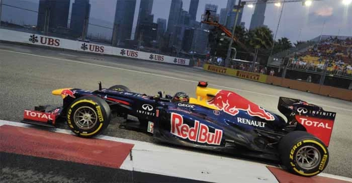 Vettel guia a Red Bull RB8 (motor Renault) durante o GP de Cingapura de 2012, ano do tricapeonato do piloto e da equipe, capitaneada por Adrian Newey nos projetos. Foto: UOL