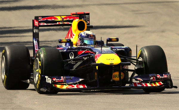 No GP do Canadá de 2011, a Red Bull-Renault RB7 de Sebatian Vettel. Carro praticamente imbatível projetado por Adrian Newey, que deu o bicampeonato ao piloto alemão e a equipe. Foto: UOL